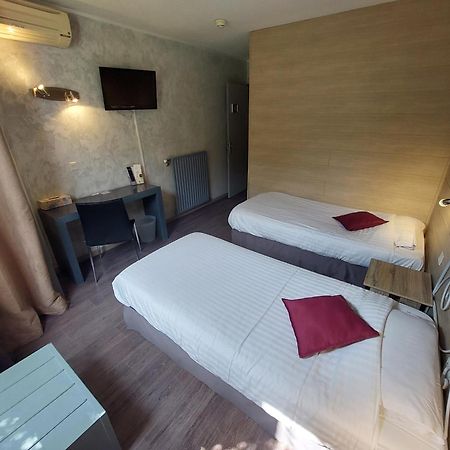 Logis Hotels - Le Pont Bernet - Hotel 2 Etoiles Et Restaurant Le Pian-Médoc Екстериор снимка