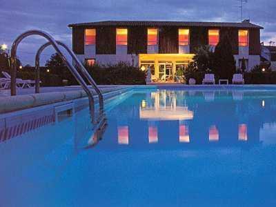 Logis Hotels - Le Pont Bernet - Hotel 2 Etoiles Et Restaurant Le Pian-Médoc Екстериор снимка