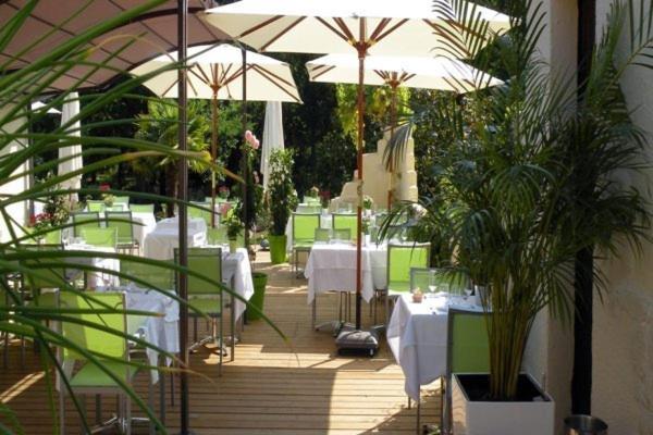 Logis Hotels - Le Pont Bernet - Hotel 2 Etoiles Et Restaurant Le Pian-Médoc Екстериор снимка