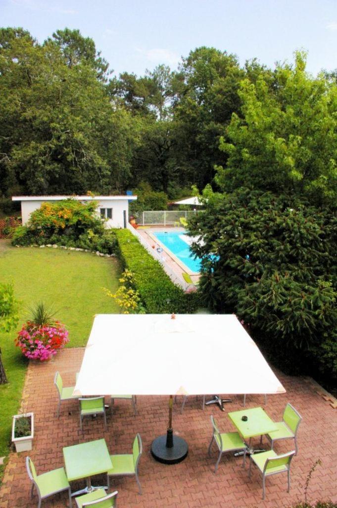 Logis Hotels - Le Pont Bernet - Hotel 2 Etoiles Et Restaurant Le Pian-Médoc Екстериор снимка