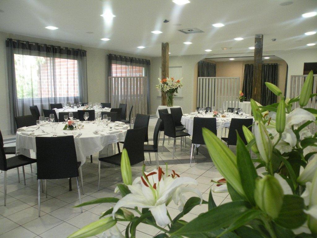 Logis Hotels - Le Pont Bernet - Hotel 2 Etoiles Et Restaurant Le Pian-Médoc Екстериор снимка