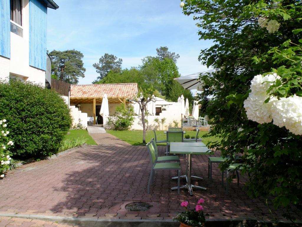 Logis Hotels - Le Pont Bernet - Hotel 2 Etoiles Et Restaurant Le Pian-Médoc Екстериор снимка