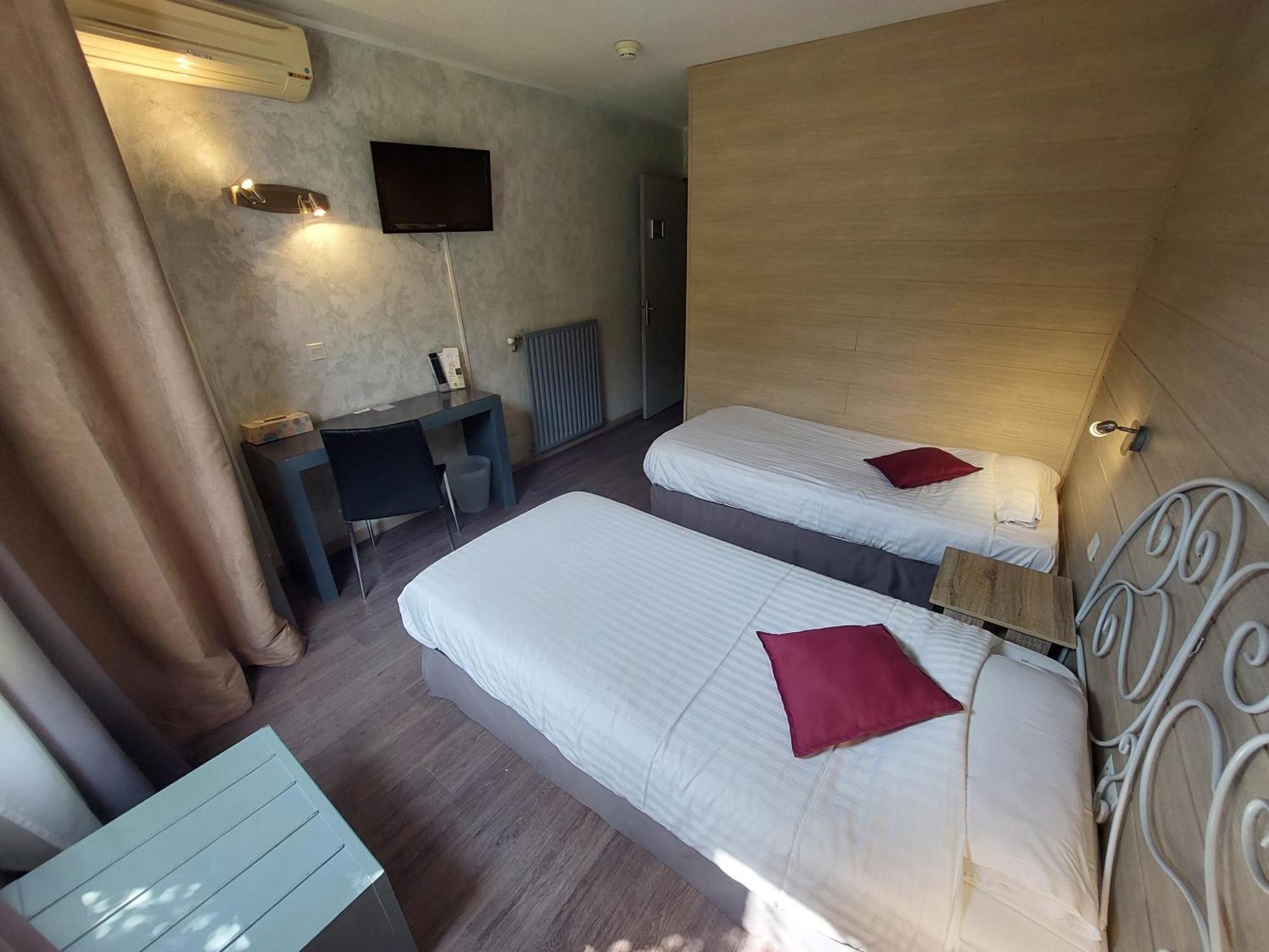 Logis Hotels - Le Pont Bernet - Hotel 2 Etoiles Et Restaurant Le Pian-Médoc Екстериор снимка