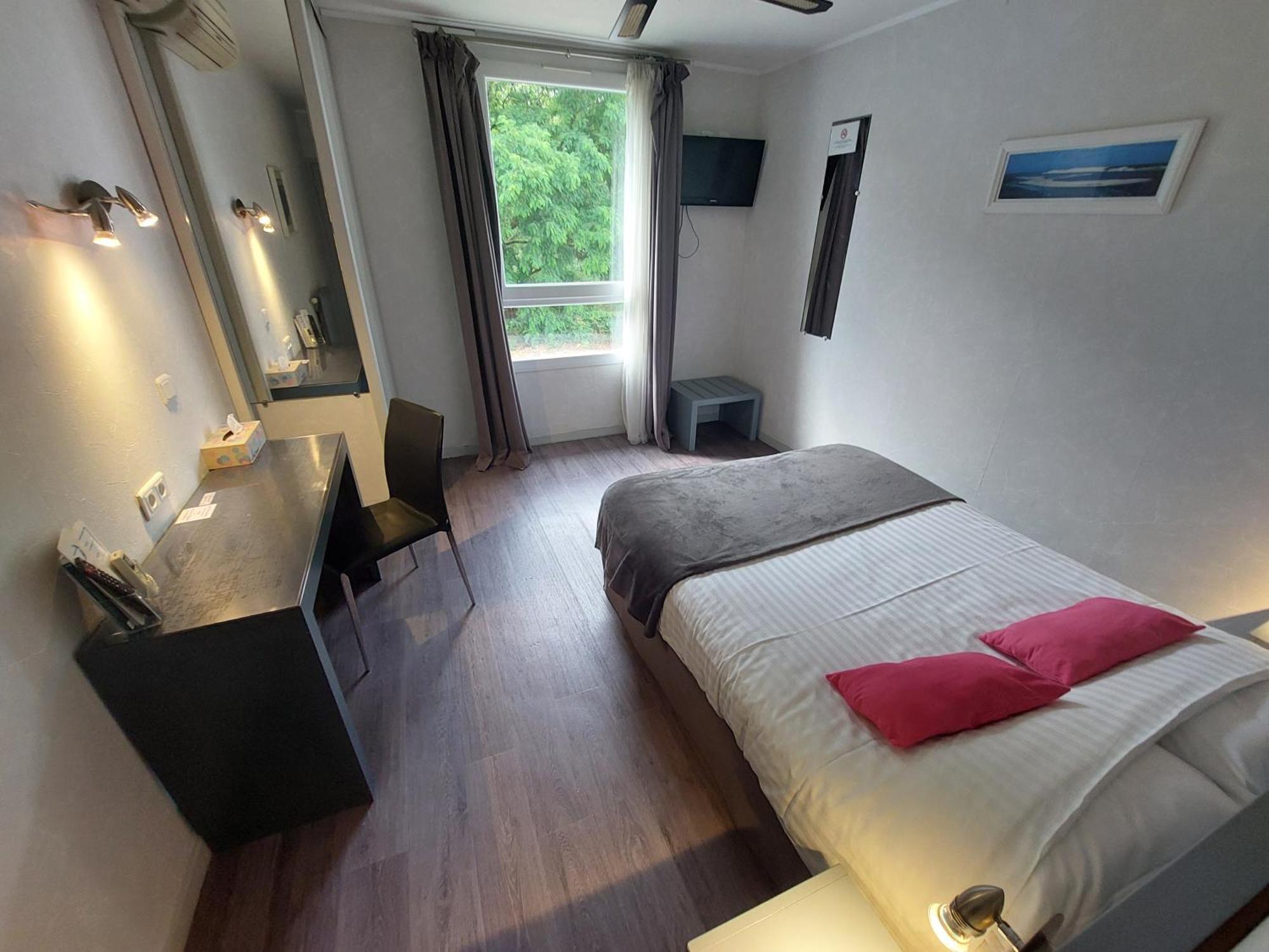 Logis Hotels - Le Pont Bernet - Hotel 2 Etoiles Et Restaurant Le Pian-Médoc Екстериор снимка