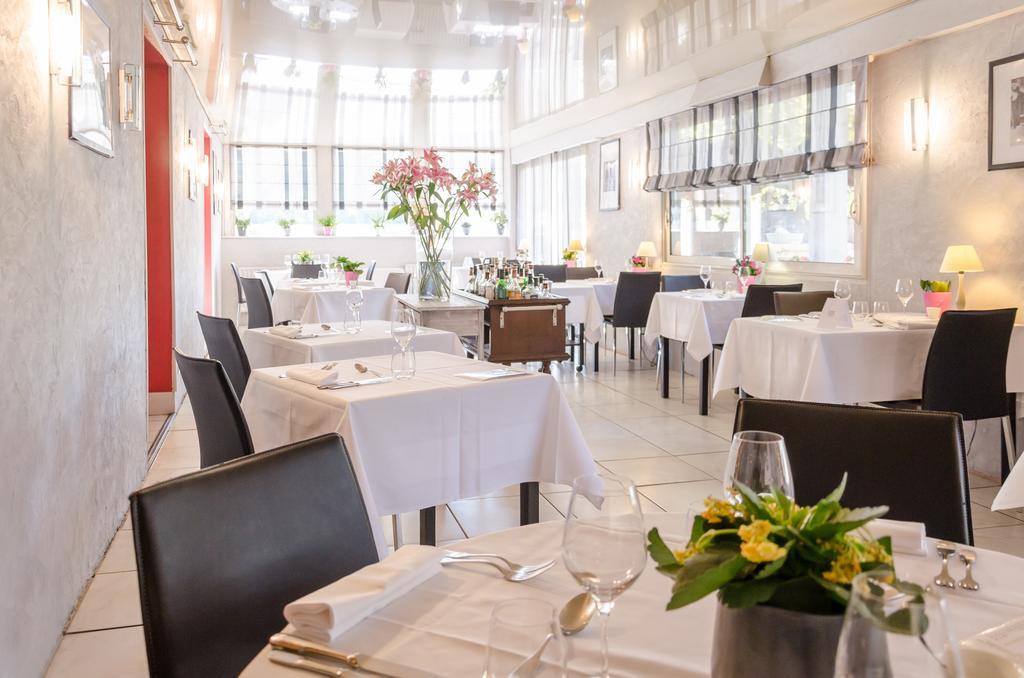 Logis Hotels - Le Pont Bernet - Hotel 2 Etoiles Et Restaurant Le Pian-Médoc Екстериор снимка