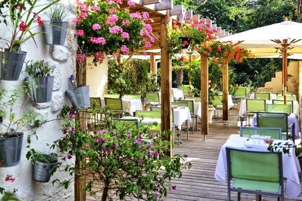 Logis Hotels - Le Pont Bernet - Hotel 2 Etoiles Et Restaurant Le Pian-Médoc Екстериор снимка