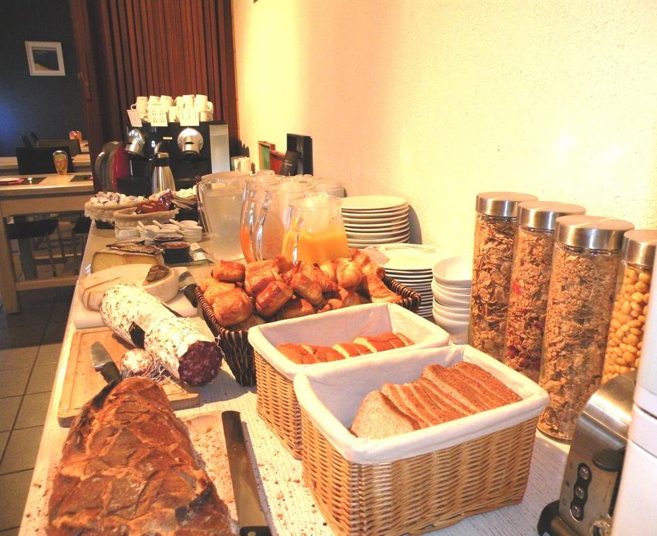 Logis Hotels - Le Pont Bernet - Hotel 2 Etoiles Et Restaurant Le Pian-Médoc Екстериор снимка