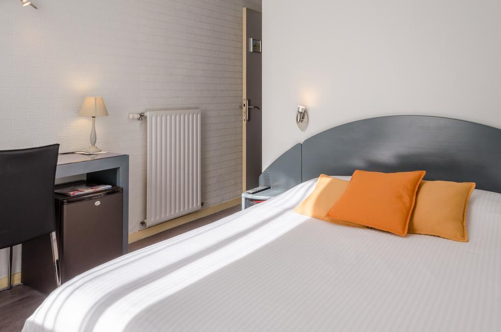 Logis Hotels - Le Pont Bernet - Hotel 2 Etoiles Et Restaurant Le Pian-Médoc Стая снимка